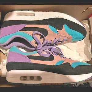 Mens Size 9.5 “have a Nike day “ air max 1